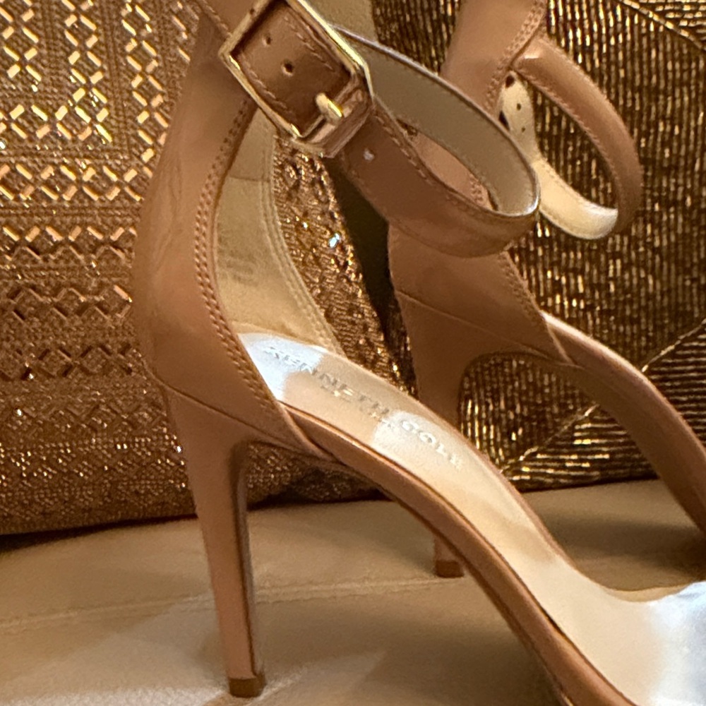 Kenneth Cole Women's Black and Nude Heels. Size 6.5. - Picture 4 of 8